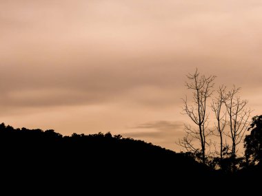 siluet görüntü - arkasında gündoğumu dağ güneş ışığı