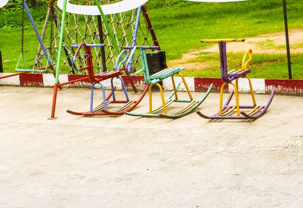 儿童游乐场用钢制的摇马玩具 — 图库照片