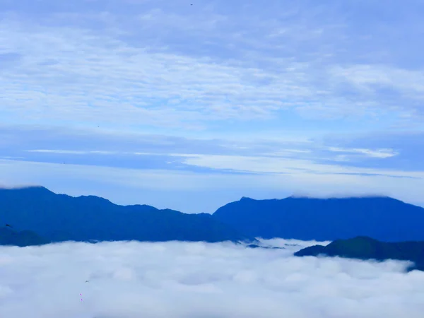 güzel sabah sis denizde Panoenthung manzara noktası, Tayland