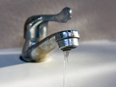 Cork aşağı lavabo gelen su akar.