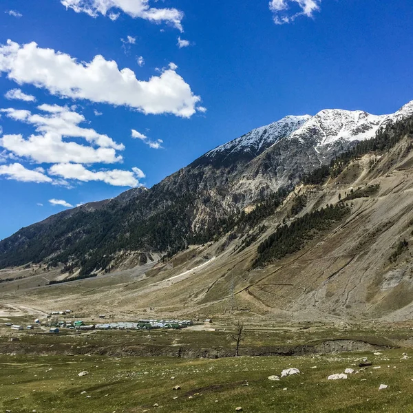 mavi gökyüzü bulutlar arka planda Keşmir, Hindistan ile dağda