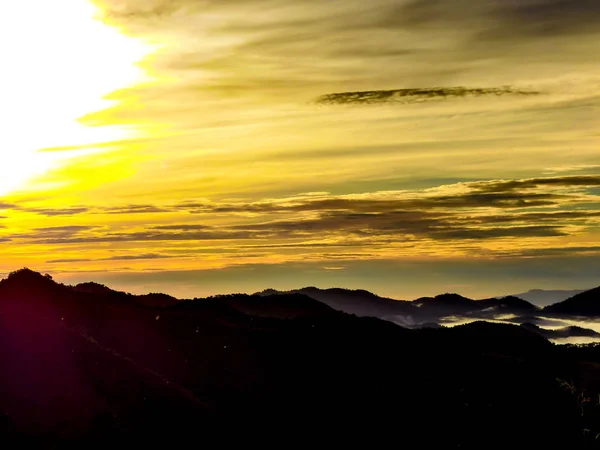 Sabahları dağın üzerinde güzel gündoğumu 