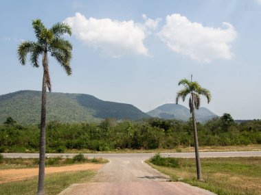 Dağlarda kırsal mavi gökyüzü bulutlar arka plan üzerinde olan yol