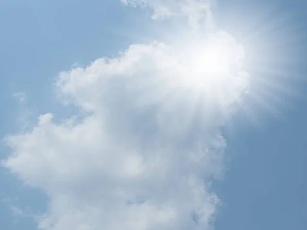 üzerinde mavi gökyüzü güneş güneşli bir günde bulut