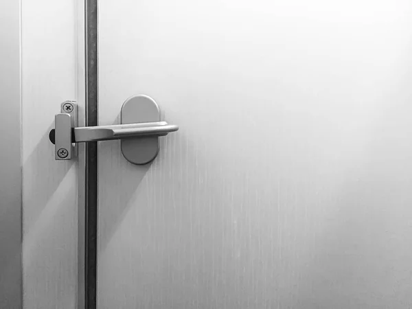 tuvalet beyaz kapı metal kapı kilidi