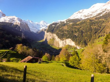 kırsal görünümü - yeşil çim sahası Dağı mavi gökyüzü arka plan üzerinde