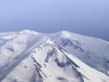 mavi gökyüzü arka plan ile dağın tepesinde kar