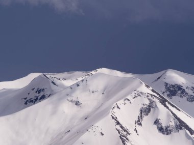 mavi gökyüzü arka plan ile dağın tepesinde kar