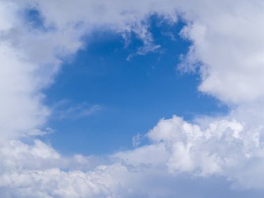 mavi gökyüzü güneşli günde bulut ile