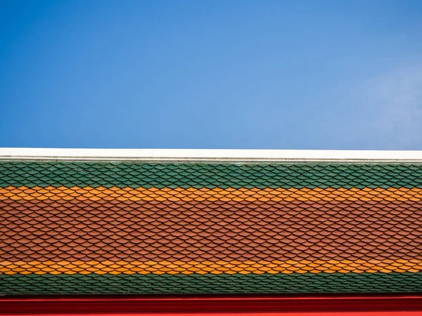 Çatı döşeme mavi gökyüzü arka plan üzerinde renkli doku