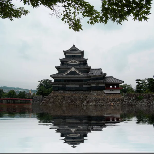 Suya yansıyan Japonya'da Matsumoto Kalesi