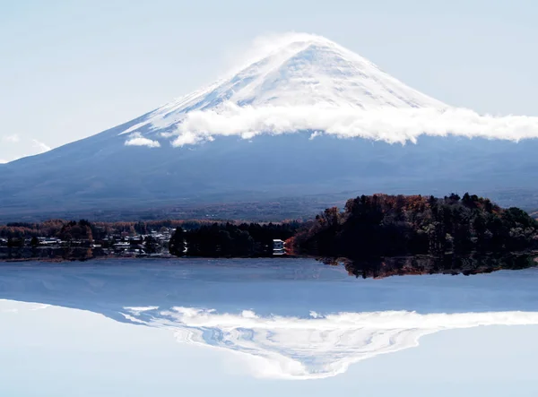 Fuji Dağı'nda sonbaharda su, Kawaguchiko Gölü, Japonya yansıyan güneş ışığı ile mavi gökyüzü
