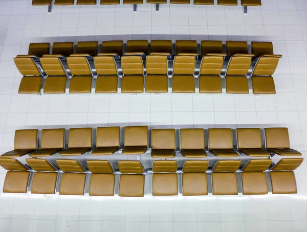 üstten görünüm - satır için bekleyen havaalanında kahverengi sandalyenin