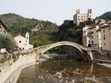 Bridge uygulamasında Dolceaqua. İtalya.