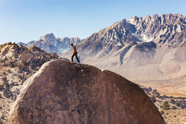 Mann Klettert Auf Riesigen Granitblock Buttermilchgebiet Von Bishop Kalifornien Mit — Stockfoto