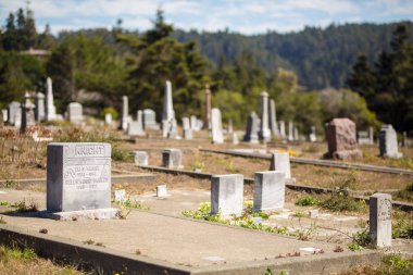 Mendocino, California sahil mezarlığa yıpranmış mezar taşı