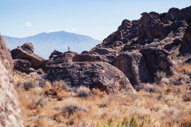 Bishop, California yakın alanı mutlu Boulder dağcılık içinde büyük bir taş üstüne kadın durumda