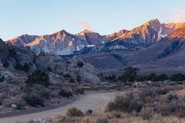 Bishop, California yakın Doğu Sierra Nevada dağlarında sonbaharda erken sabah gündoğumu hits