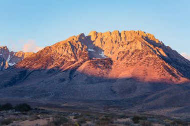 Bishop, California yakın Doğu Sierra Nevada dağlarında sonbaharda erken sabah gündoğumu hits
