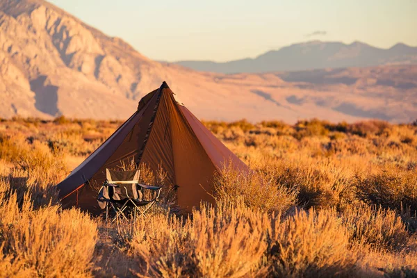 シエラ ネバダの山々 の下で砂漠の近くに投げたキャンプ椅子を折るとインド風 Tipi テント — ストック写真