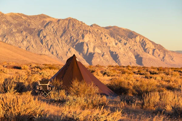 シエラ ネバダの山々 の下で砂漠の近くに投げたキャンプ椅子を折るとインド風 Tipi テント — ストック写真