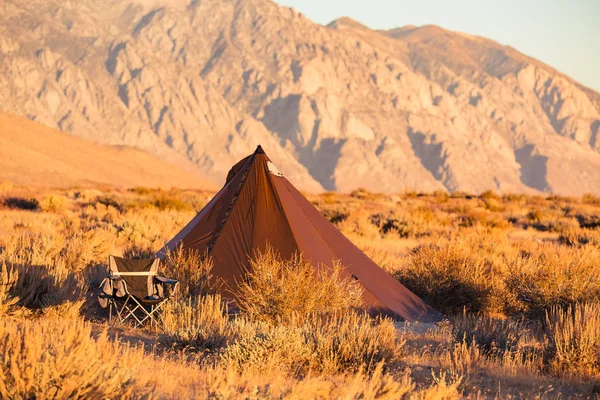 Hint tarzı tipi çadır kampı yakınlarında çölde Sierra Nevada dağlarında altında meydan sandalye katlanır