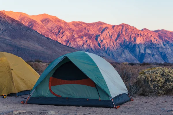 ビショップ カリフォルニア州シエラネバダ山脈の山々 に囲まれたの高い砂漠に投げたテントの日の出 — ストック写真