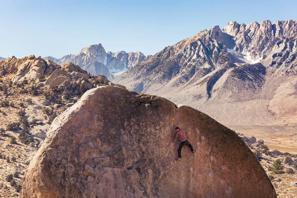 Mann Klettert Auf Riesigen Granitblock Buttermilchgebiet Von Bishop Kalifornien Mit — Stockfoto