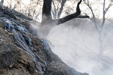 Sonrasında otobanda 150 Thomas ateşten. Yanık hillside ve doğal yağ sızmasını hala sigara.