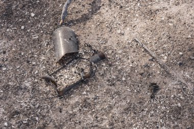 Thomas yangın otoyol 150 yakınındaki göl Casitas boyunca maruz cam ve metal çöp.