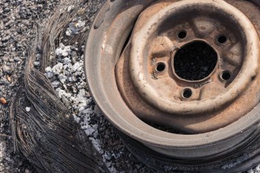 Thomas yangın otoyol 150 yakınındaki göl Casitas boyunca maruz cam ve metal çöp.