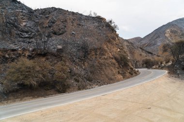 Ojai, Kaliforniya Otoban 33 boyunca Thomas yangında zarar yol ve otoyol işaretleri