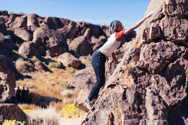 Zierliche Asiatische Frau Klettert Freien Eine Abschüssige Steinwand Ohne Sicherheitsausrüstung — Stockfoto