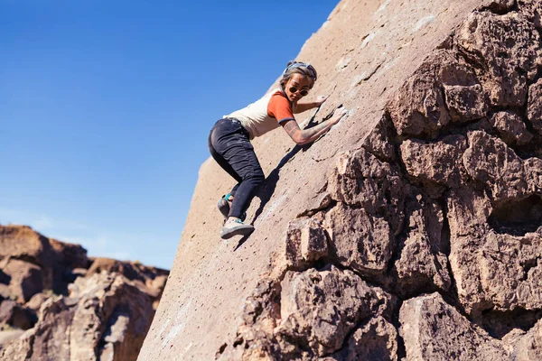 Zierliche Asiatische Frau Klettert Freien Eine Abschüssige Steinwand Ohne Sicherheitsausrüstung — Stockfoto