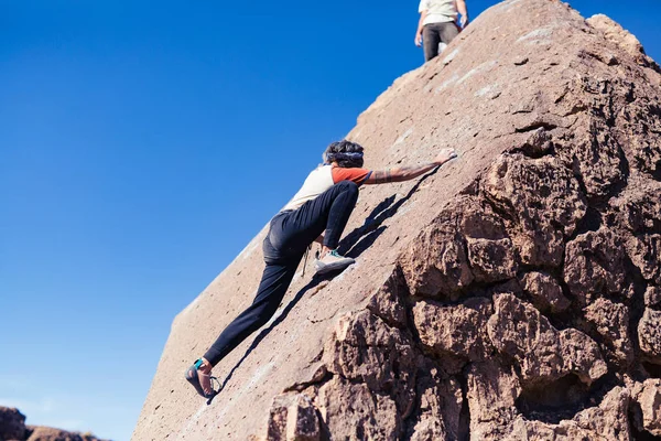 Petite Asian Woman Rock Climbing Outdoors Ascends Sloped Stone Face — Stock Photo, Image