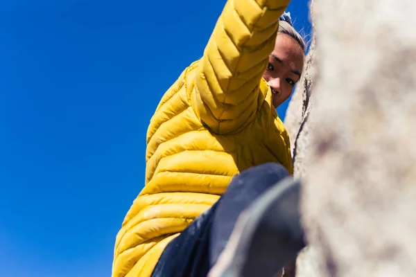 Zierliche Asiatische Frau Klettert Freien Steinmauer Und Trägt Eine Leuchtend — Stockfoto