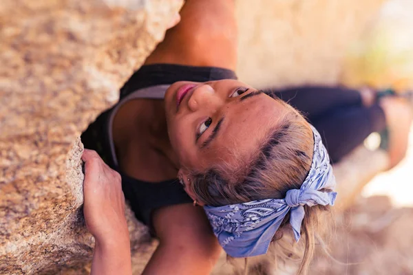 Closeup Petite Asian Woman Rock Climbing Outdoors Concentrates Challenge — Stock Photo, Image