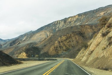 Ojai, Kaliforniya Otoban 33 boyunca Thomas yangında zarar manzara