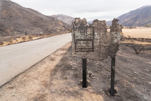 Уничтожен Деревянный Знак Вдоль Дороги Поврежденной Пожаром Томаса Вдоль Шоссе — стоковое фото