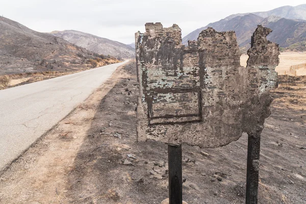 Уничтожен Деревянный Знак Вдоль Дороги Поврежденной Пожаром Томаса Вдоль Шоссе — стоковое фото