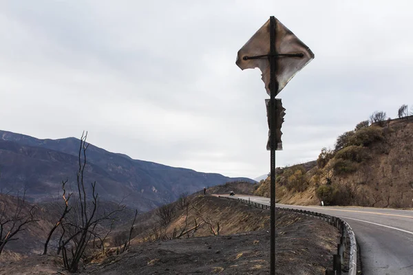 Дорожный Знак Поврежденный Пожаром Томаса Вдоль Шоссе Охай Калифорния — стоковое фото