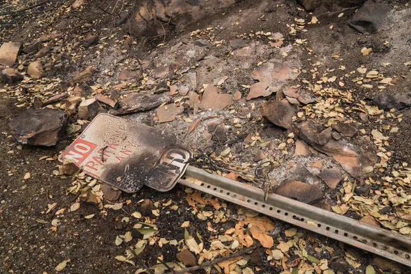 Schild Durch Das Thomas Feuer Der Autobahn Ojai Kalifornien Beschädigt — Stockfoto