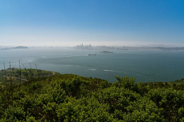 ゴールデン ゲート ブリッジ サンフランシスコ市と天使の島で最高の上から見た周辺の湾全体の抜本的なビュー — ストック写真