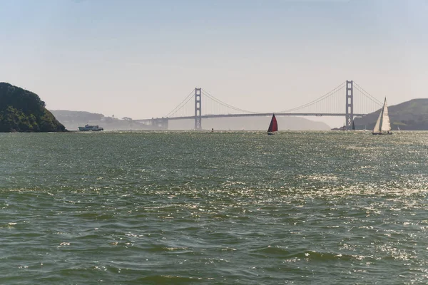 Golden Gate Bridge Small Boats Seen Ferry San Francisco Bay — Stock Photo, Image