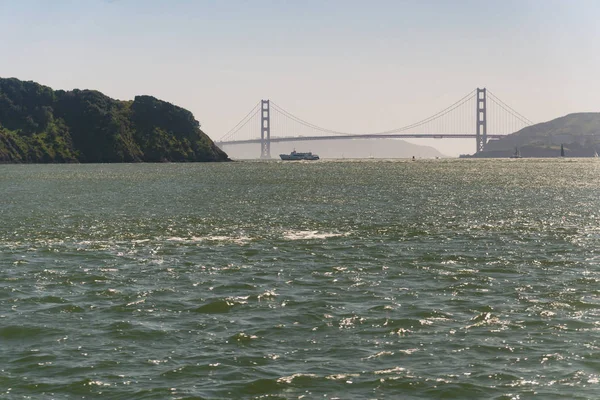 Golden Gate Bridge Small Boats Seen Ferry San Francisco Bay — Stock Photo, Image