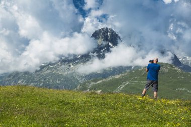 Tur du mont blanc benzersiz trek Mont Blanc, İtalya, İsviçre ve Fransa geçerken çevresinde yaklaşık 200 km