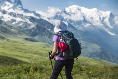 Tur du mont blanc benzersiz trek Mont Blanc, İtalya, İsviçre ve Fransa geçerken çevresinde yaklaşık 200 km