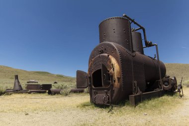 Eski bir California çöl hayalet kasabasında terkedilmiş binalar ve makineler