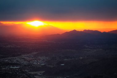 Bulutlu bir günde Palm Springs California üzerinde Dawn
