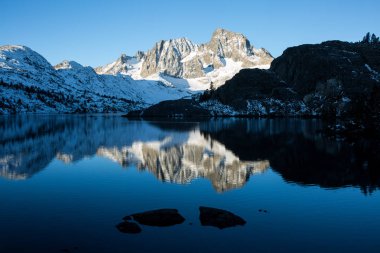 Ansel Adams vahşi bir taze kar sonra göle Garnet yukarıda afiş tepe üzerinde gündoğumu